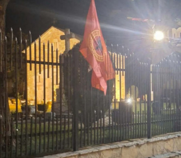 Nova provokacija na KiM: Na crkvi zastava terorističke UČK!