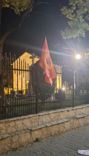 Нова провокација на КиМ: На цркви застава терористичке УЧК!