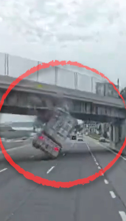 Kamion snažno udario u nadvožnjak i prevrnuo se na autoputu