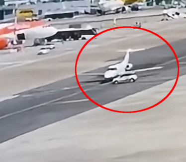 Ovo se retko viđa! Sudar auta i aviona na aerodromu (Video)