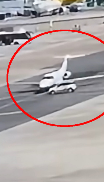 Ovo se retko viđa! Sudar auta i aviona na aerodromu (Video)
