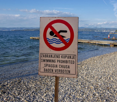 Fekalije u moru: Zatvorene 2 popularne plaže u Sloveniji