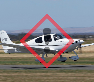 "To je podvig": Avion sleteo na put dok su kola prolazila