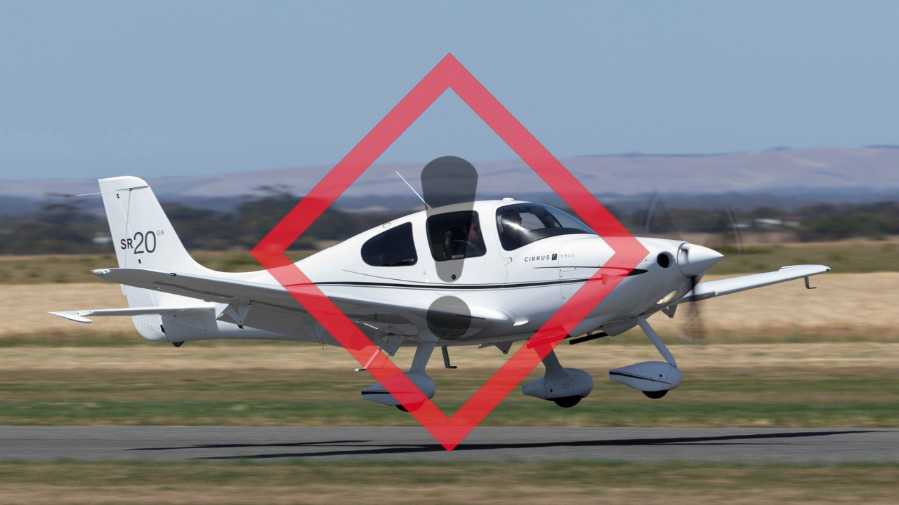 "To je podvig": Avion sleteo na put dok su kola prolazila