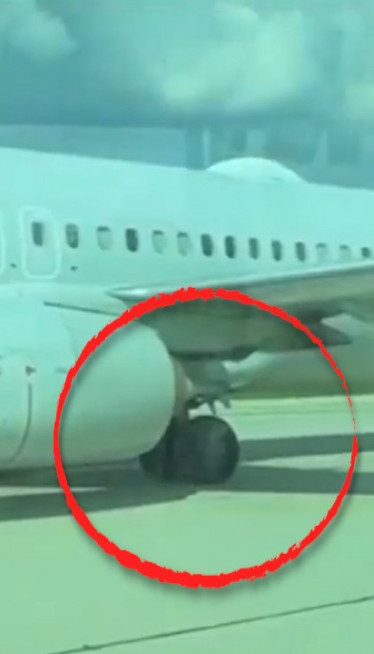 Ne jedna, nego dve! Avionu pukle gume pri poletanju (video)