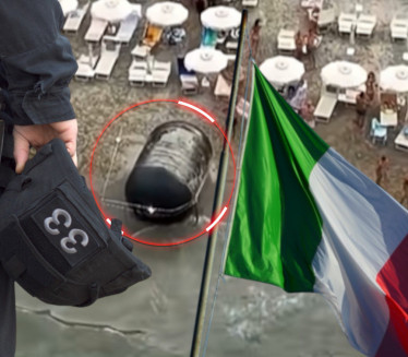 Neobični crni objekat izronio na plaži u IT, kupači u čudu