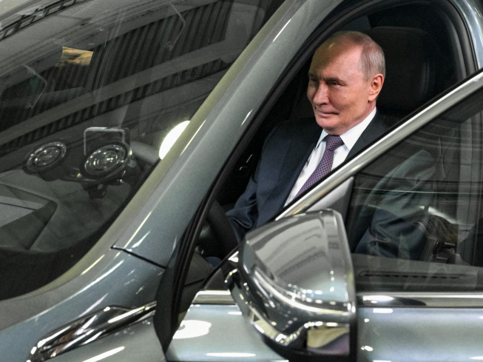 Putin isprobao novi auto - vidite šta je rekao kad je izašao