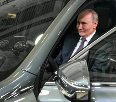 Путин испробао нови ауто - видите шта је рекао кад је изашао