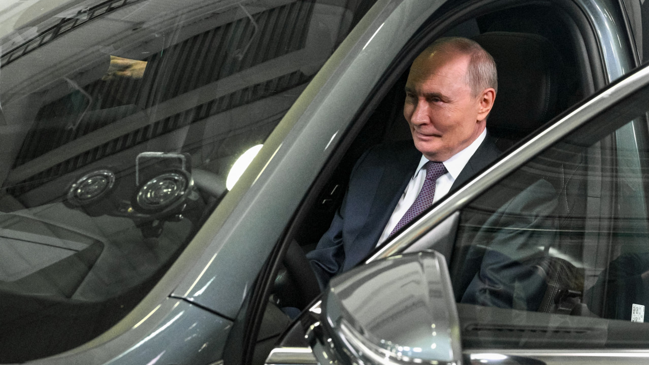 Путин испробао нови ауто - видите шта је рекао кад је изашао
