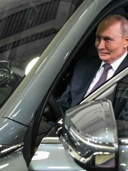 Putin isprobao novi auto - vidite šta je rekao kad je izašao