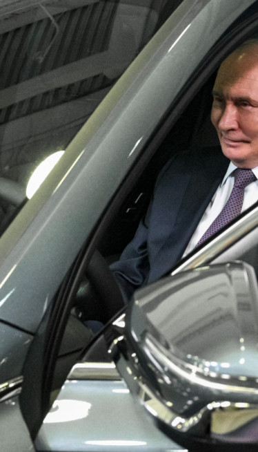 Putin isprobao novi auto - vidite šta je rekao kad je izašao