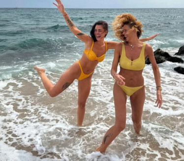 Zanosne: Mina i majka u istim bikinijima (foto)