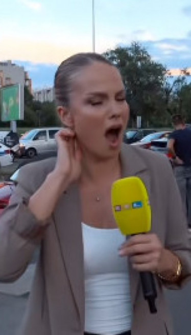 Sočno opsovala: Reporterku ubola osa pred uključenje uživo