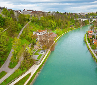 U ovom gradu ljudi na pauzi s posla skaču u reku