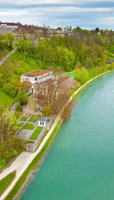 U ovom gradu ljudi na pauzi s posla skaču u reku