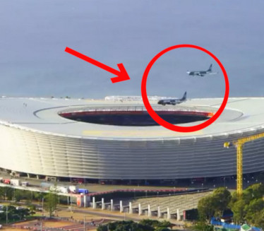Avion proleteo 15 metara iznad punog stadiona (video)