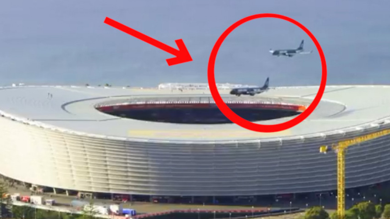 Avion proleteo 15 metara iznad punog stadiona (video)
