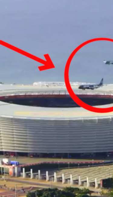 Avion proleteo 15 metara iznad punog stadiona (video)