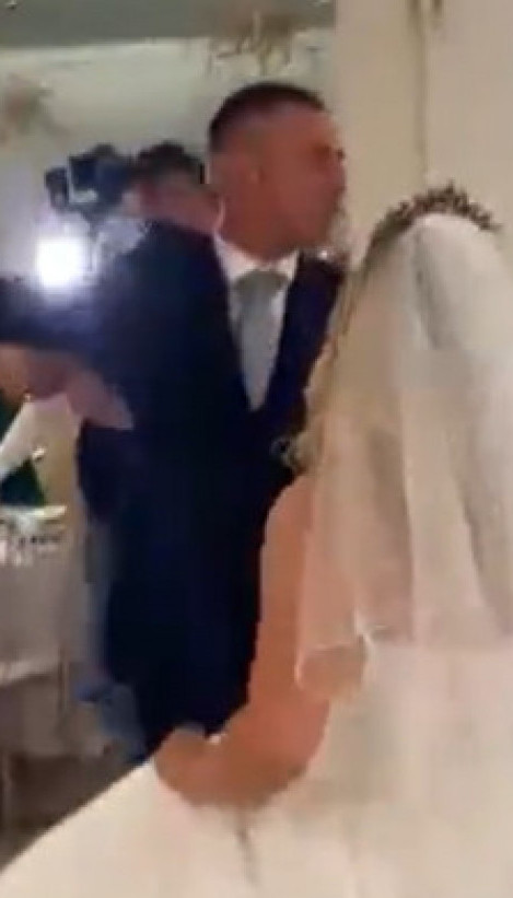 Šok snimak sa srpske svadbe: Zar OVA pesma za prvi ples?!
