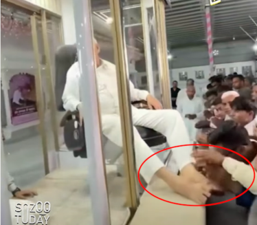 Vođa kulta pod klimom, sledbenici mu ljube stopala (video)