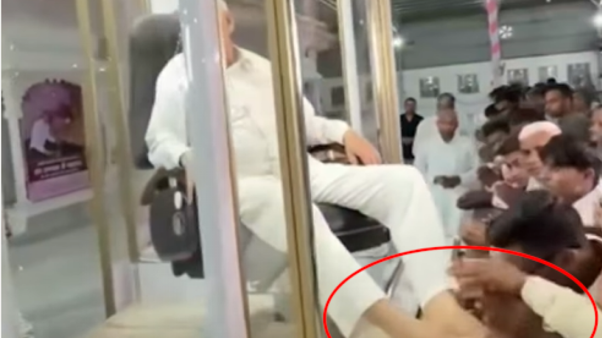 Vođa kulta pod klimom, sledbenici mu ljube stopala (video)