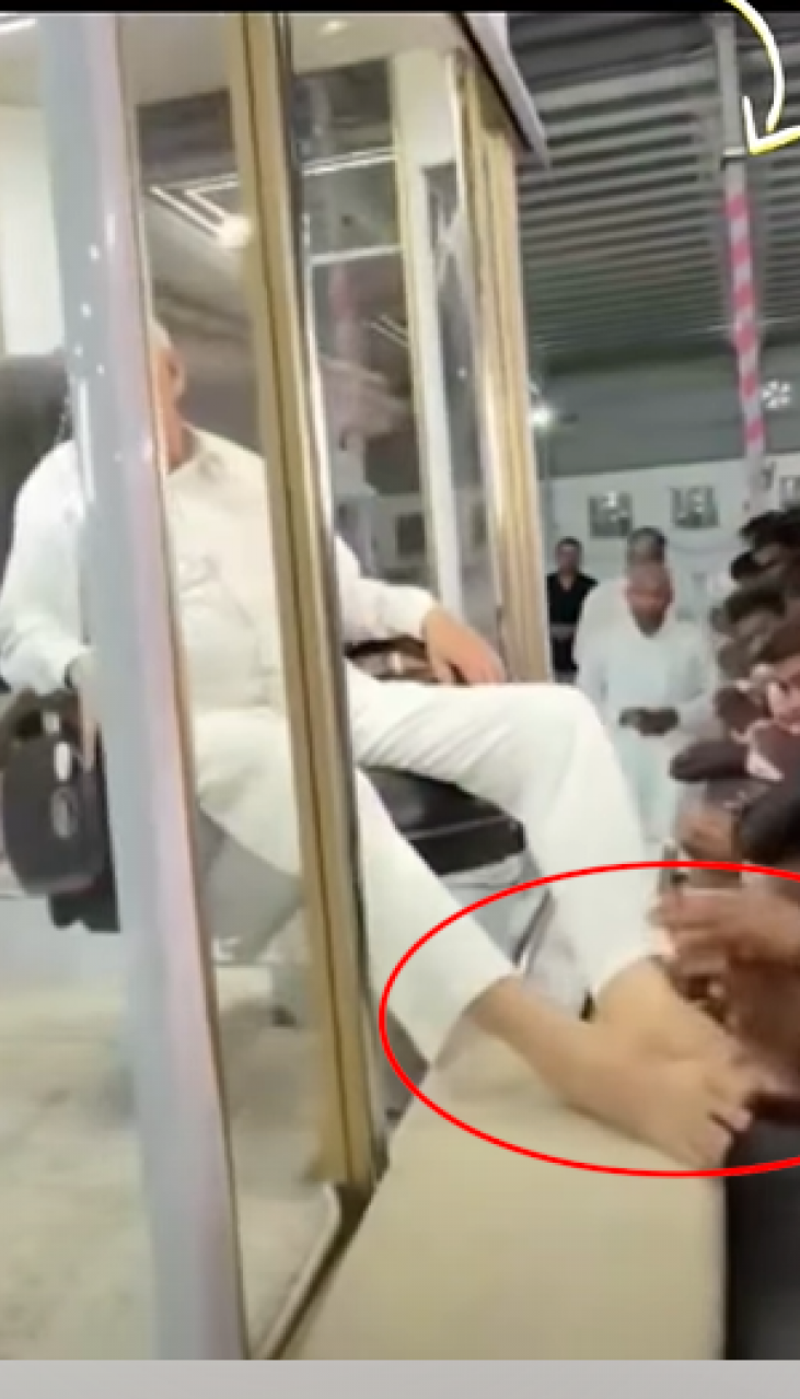 Vođa kulta pod klimom, sledbenici mu ljube stopala (video)
