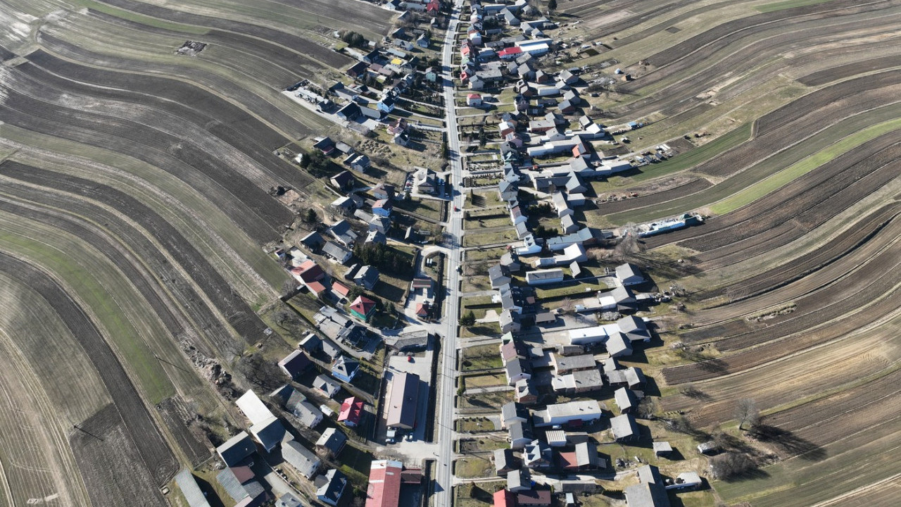 Selo od 5.300 ljudi ima samo jednu ulicu (video)