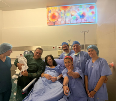 Žena (54) rodila ćerku iz embriona zamrznutog 22 godine FOTO