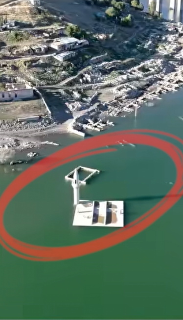 Crkva i džamija izronile jedna pored druge (foto)