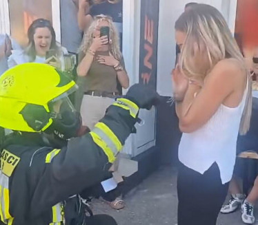 Sirene i uniforma: Ovakvu prosidbu još niste videli! (Video)