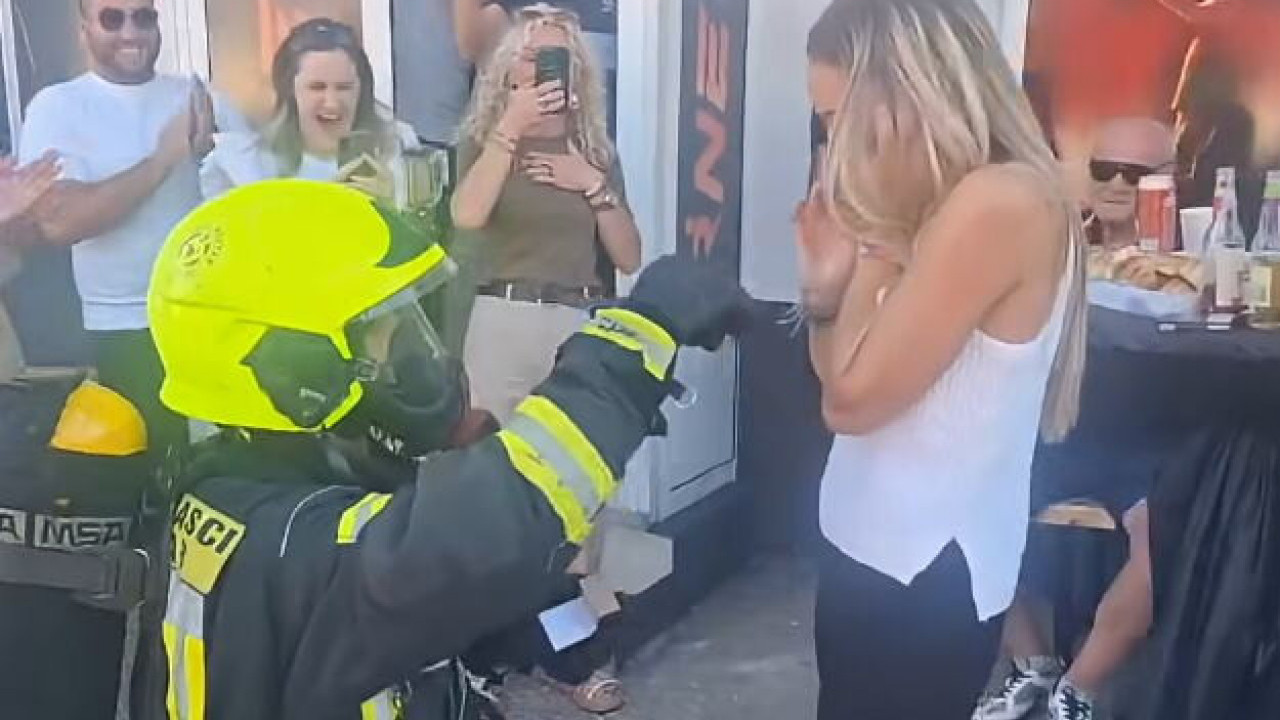 Sirene i uniforma: Ovakvu prosidbu još niste videli! (Video)