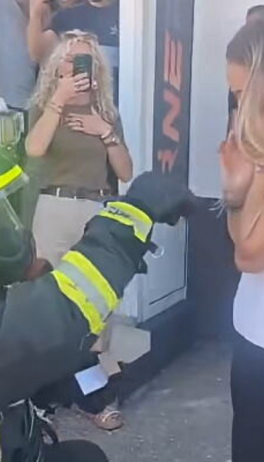Sirene i uniforma: Ovakvu prosidbu još niste videli! (Video)