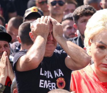 SUZE,PA NAPAD NA POLICIJU Reakcije Šiptara u Hagu na presudu