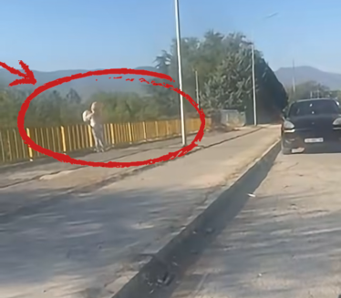 Stala nasred mosta, izašla iz "poršea" i bacila đubre