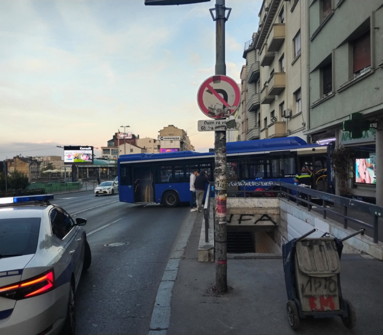 Аутобус ударио таксије, закуцао се у локал на Зеленом венцу