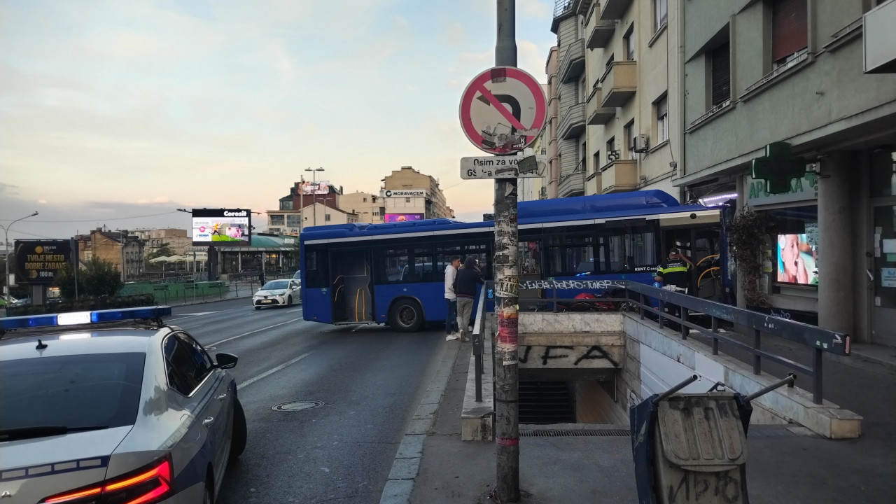 Autobus udario taksije, zakucao se u lokal na Zelenom vencu