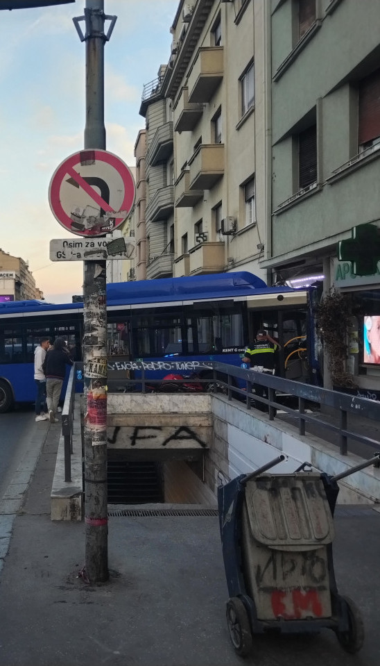 Autobus udario taksije, zakucao se u lokal na Zelenom vencu