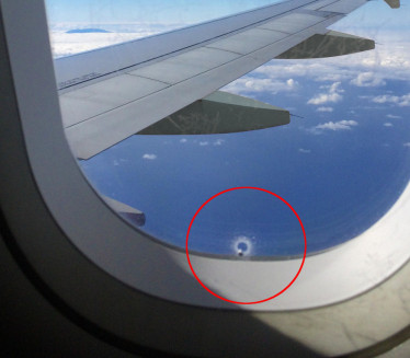 Čemu služi rupica na prozoru aviona - nije tu slučajno!