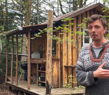 Živi u šumi bez vode i struje: Evo kako mu to uspeva (video)
