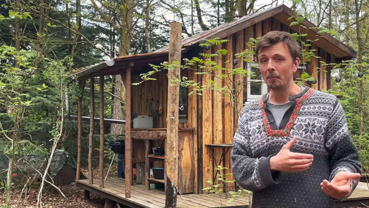Živi u šumi bez vode i struje: Evo kako mu to uspeva (video)