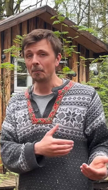 Živi u šumi bez vode i struje: Evo kako mu to uspeva (video)