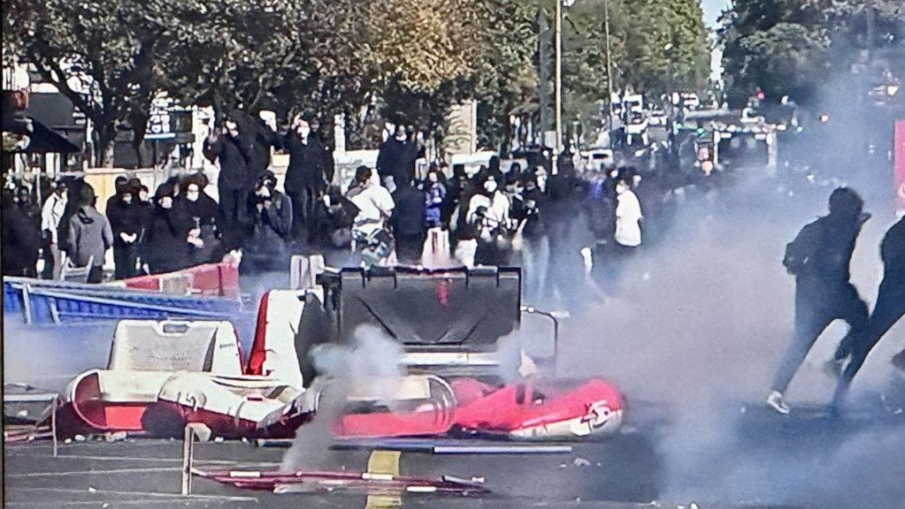 U protestima demoliran auto Zvezde Granda