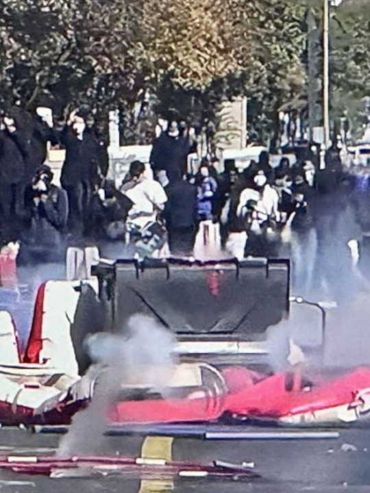 U protestima demoliran auto Zvezde Granda