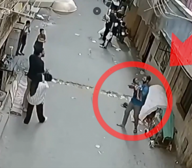 Dete palo sa balkona: Pogledajte reakciju ovog čoveka(video)