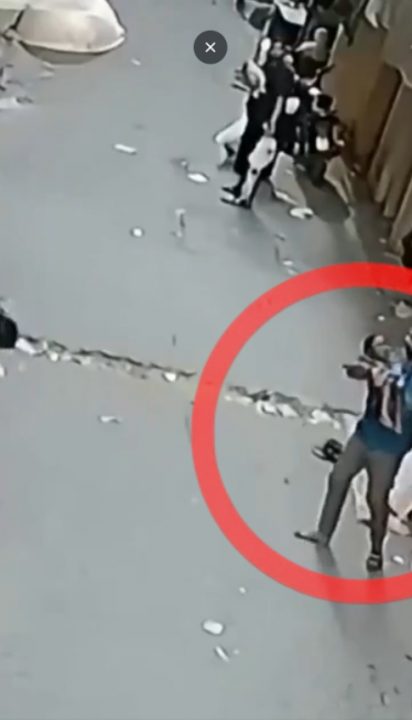 Dete palo sa balkona: Pogledajte reakciju ovog čoveka(video)