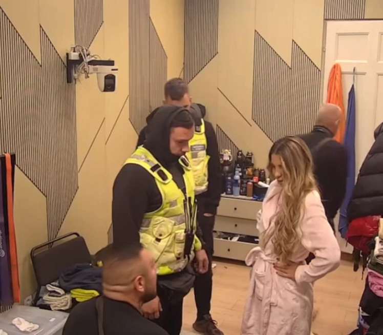 Nezapamćen haos: Car izveden iz Elite, slomljena mu noga posle udarca iz sve snage