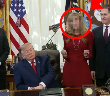 Ко је "жена робот" иза Трампа? Снимак запалио мреже (видео)