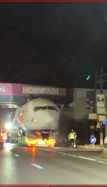 Drama na putu! Avion se ZAGLAVIO ispod nadvožnjaka (Video)