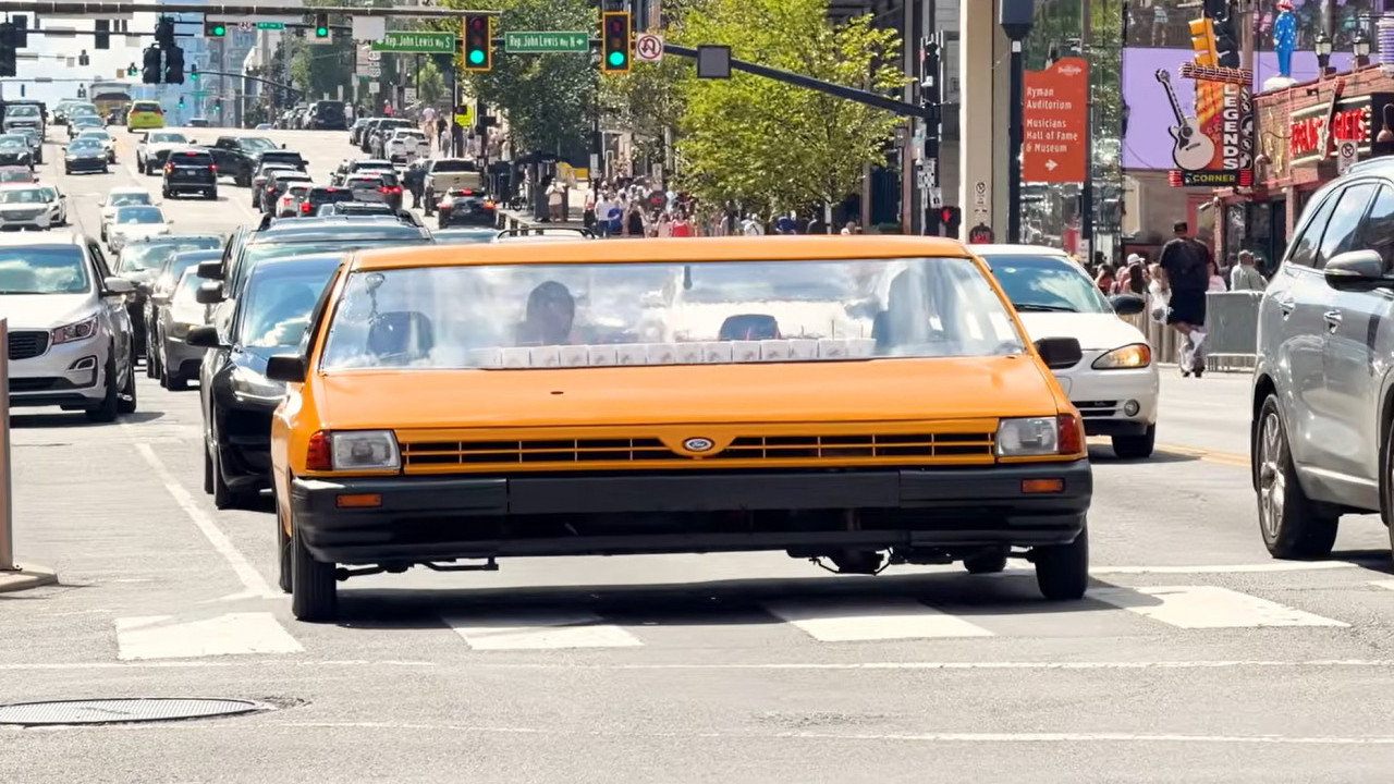 Nije AI! Ovo je najširi auto na svetu (video)