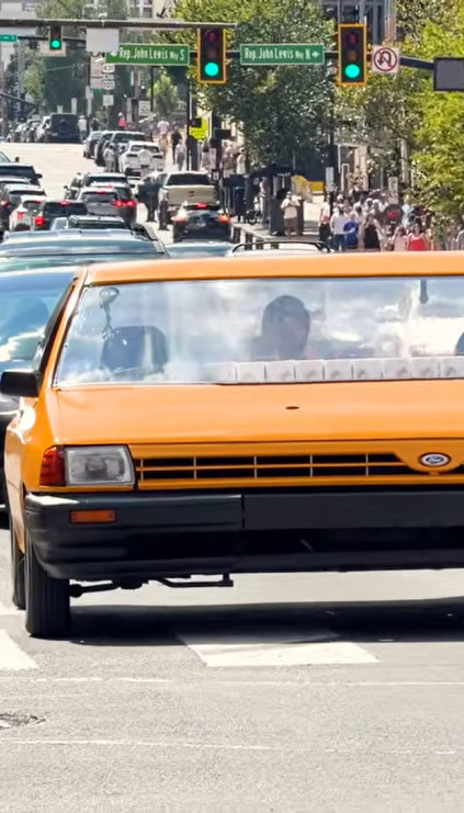 Nije AI! Ovo je najširi auto na svetu (video)